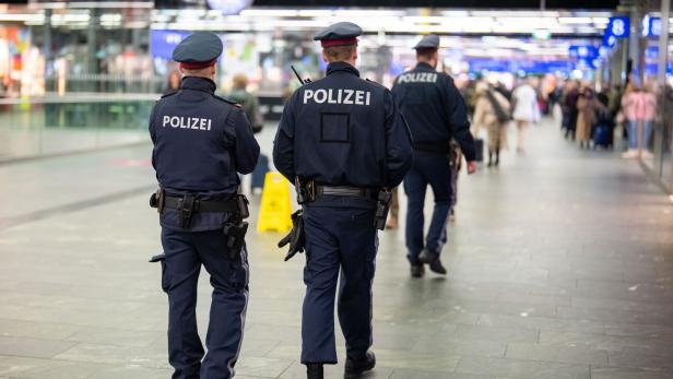 ++ THEMENBILD ++ FREMDENPOLIZEILICHE SCHWERPUNKTAKTION AM HAUPTBAHNHOF IN WIEN