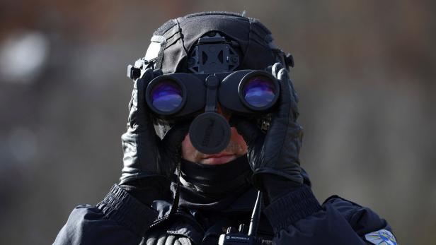 Symbolbild: Beamter mit Feldstecher - EU arbeitet an eigenem Geheimdienst