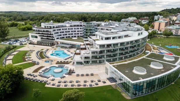 Eine Hotelanlage von oben 