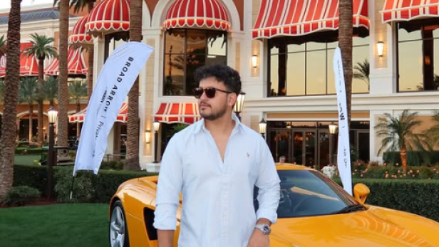 Influencer Anunay Sood vor einem gelben Auto