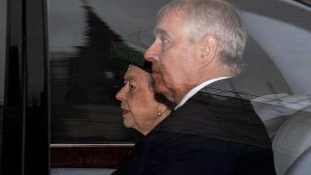 Königin Elisabeth II. und Prinz Andrew sitzen im Auto, beide blicken aus dem Fenster.
