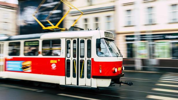 Rot-weiße Straßenbahn bei voller Fahrt