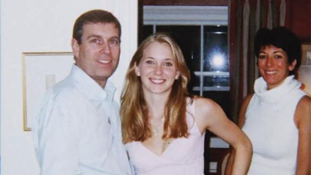 Prinz Andrew, Virginia Giuffre und Ghislaine Maxwell posieren für ein Foto.