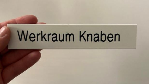 Michaela List-Ebner behält das Schild als eine Art "Trophäe"