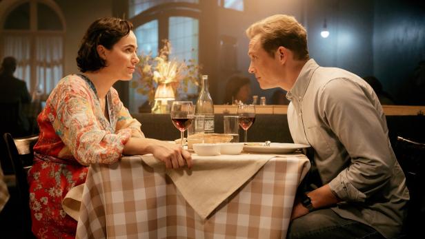 Verena Altenberger und Matthias Schweighöfer sitzen an einem Tisch.