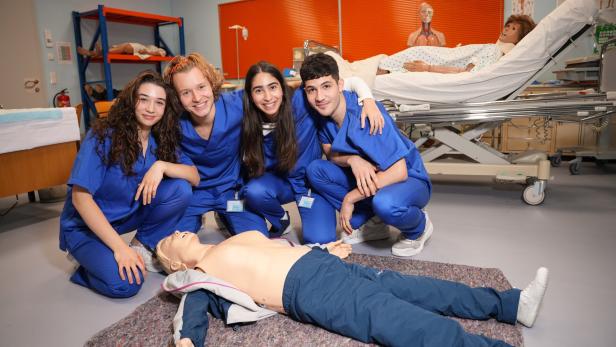 Für alles die richtige Medizin: Hochgruber, Kerezovic, Duygu, Schausberger und Arztmann geben sich am ORF-Serien-Set Pflegeleicht