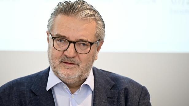 Porträt vom zuständigen Stadtrat Peter Hacker. 