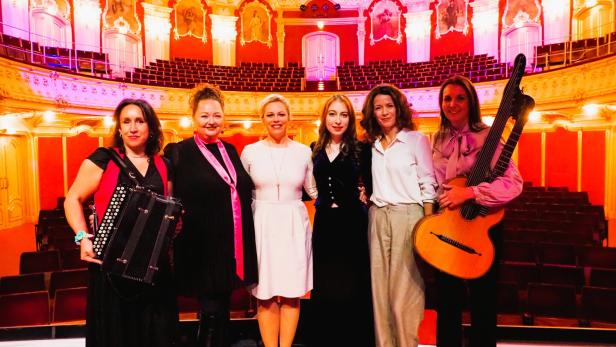Daniela Fally und weitere Künstlerinnen im Stadttheater Berndorf.