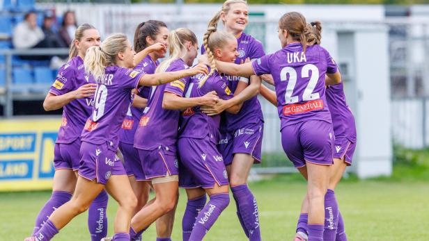 Das Frauen-Team der Wiener Austria bejubelt den Auswärtssieg im Europacup-Achtelfinale gegen Anderlecht