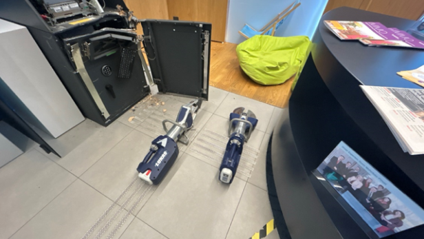 Einbruch mit Feuerwehrgeräten