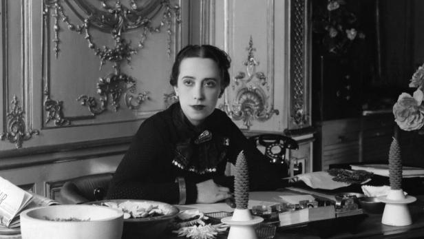 Elsa Schiaparelli an ihrem Schreibtisch 1937