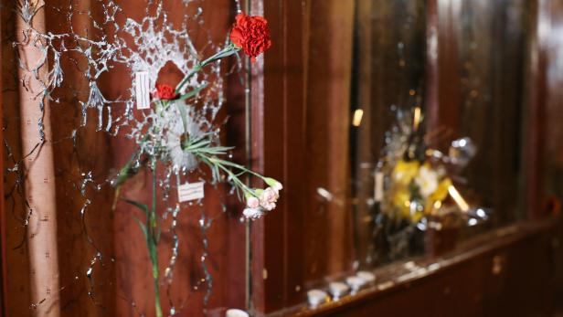 Eine Blume am Tatort erinnert an die Toten