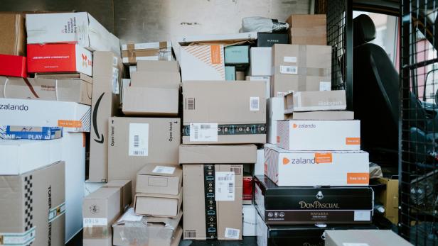 Mehrere Pakete in einem Lieferwagen