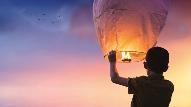 Kind lässt Ballon steigen