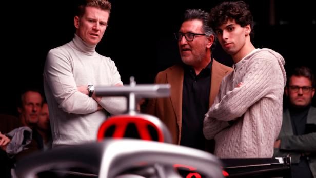 Die Audi-Fahrer Nico Hülkenberg und Gabriel Bortoleto stehen hinter dem neuen Audi