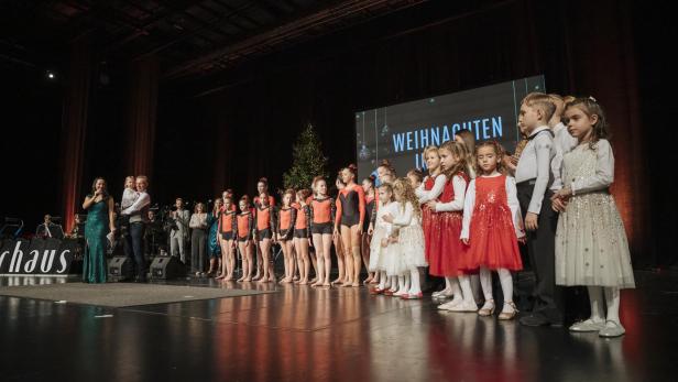 Eine Gruppe von Kindern steht auf einer Bühne im Rahmen der Gerberhaus Weihnachtsgala