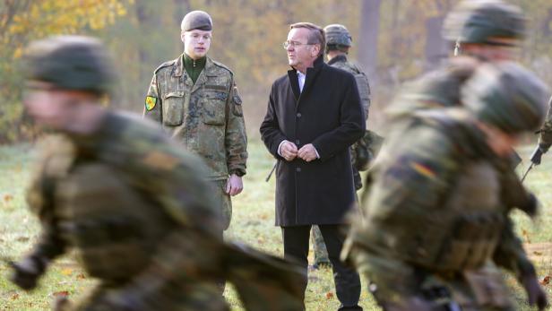 Verteidigungsminister Boris Pistorius bei einer Grundausbildung. 
