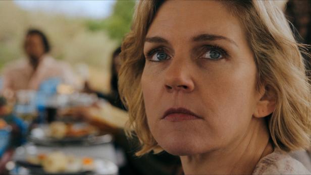 Rhea Seehorn als Carol in "Pluribus".