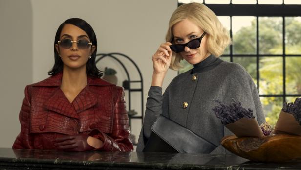Kim Kardashian (l.) und Naomi Watts in „All’s Fair“.