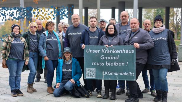 Mehrere Personen vom Verein "LK Gmünd bleibt" stehen vor dem Landtag und halten ein Transparent, auf dem "Unser Krankenhaus Gmünd muss bleiben!" zu lesen ist.