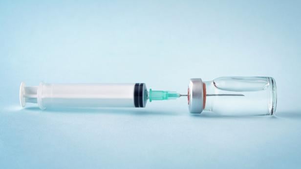 Spritze wird in Serum aufgezogen