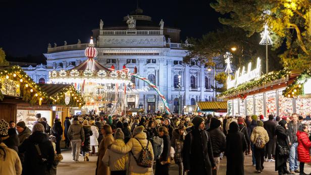 Der gute besuchte Weihnachtsmarkt am Rathausplatz.