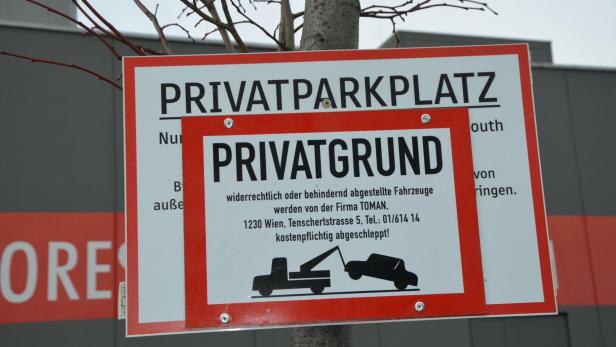 2 Schilder "Privatparkplatz" hintereinander