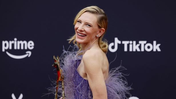 Cate Blanchett hält Bambi in der Hand