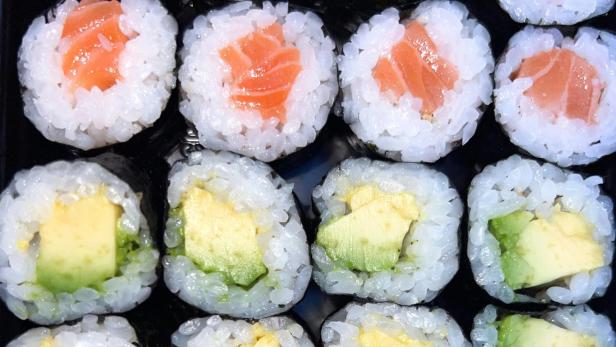 Lach- und Avocado-Maki liegen aneinandergereiht