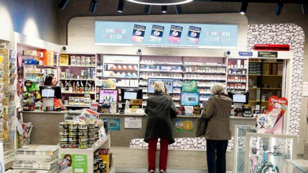 Man sieht den Verkaufsraum einer Trafik.