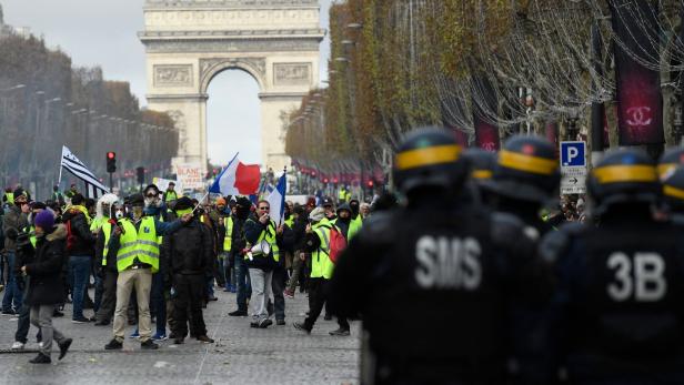 FILES-FRANCE-JUSTICE-TRIAL-POLICE-DEMONSTRATION