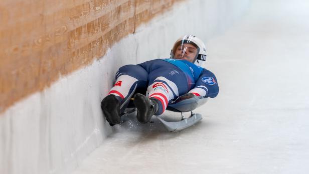 Doppelweltmeister Jonas Müller bei seiner Testfahrt am Freitag durch den Eiskanal in Igls
