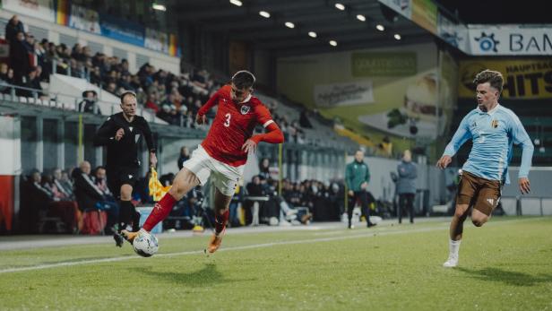 Ein österreichischer U21-Spieler führt den Ball im Spiel gegen Belgien.