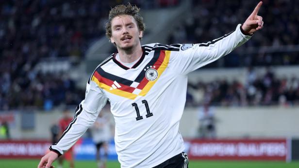 Der Deutsche Nick Woltemade freut sich über sein Tor.