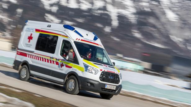 Rettungswagen des Roten Kreuz auf einer Straße