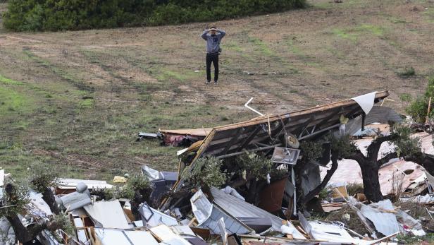 Campsite destroyed after extreme wind phenomenon in Albufeira