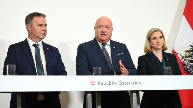 KLAUSUR DER BUNDESREGIERUNG / MINISTERRAT: BABLER/STOCKER/MEINL-REISINGER