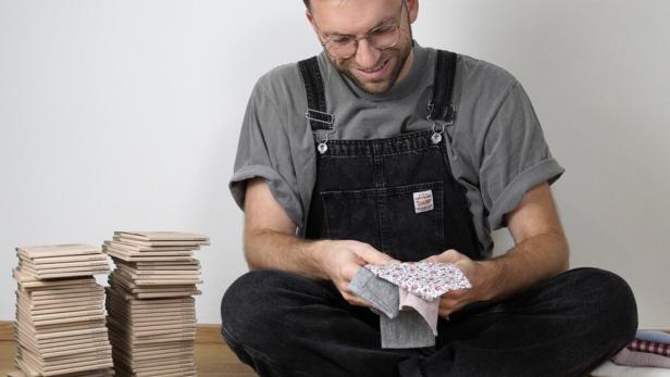 Daniel Weingartshofer von Fazinettl mit Stofftaschentüchern.