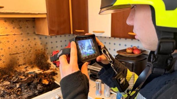 Feuerwehrmann bei Brandort in Wohnung in Wagram.