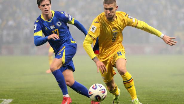 Dzenis Burnic und Daniel Birligea in einer Spielszene Bosnien gegen Rumänien