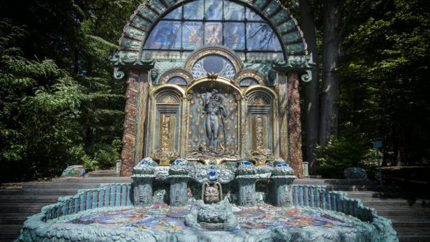 Eine von Otto Wagner 1888 erbaute in der Hüttelbergstraße wurde von Ernst Fuchs zu einem Wunderland des Phantastischen Realismus umgebaut. Sie ist in Form eines Privatmuseums auch der Öffentlichkeit zugänglich.