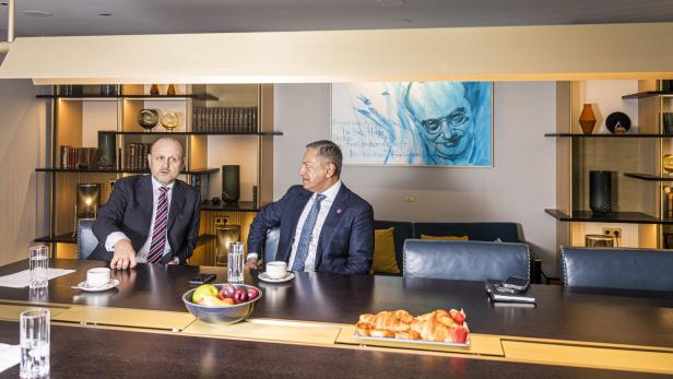 Norbert Kettner und Sherrif Karamat sitzen bei einem gemeinsamem Interview im Hilton an einem Tisch.