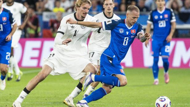 Ein Slowakischer Spieler führt im Spiel gegen Deutschland den Ball.