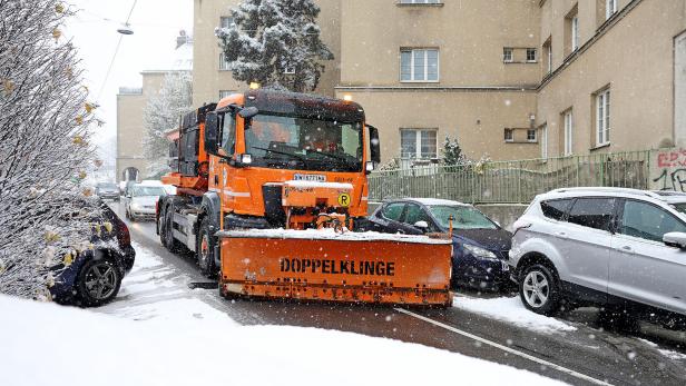 MA48 im Winterdienst mit Schneepflug unterwegs.