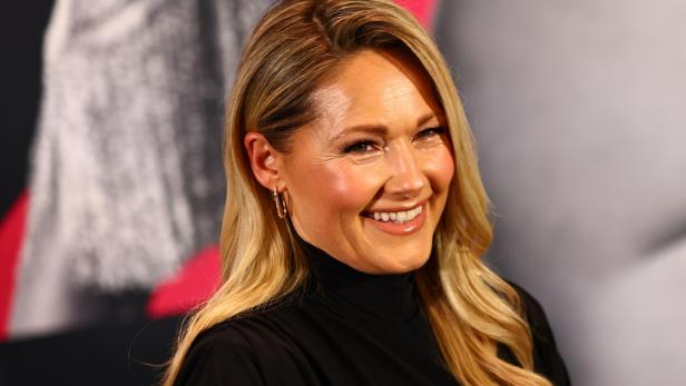 Helene Fischer lächelt mit blonden Haaren und schwarzem Oberteil.