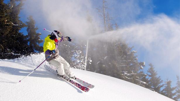 Wintersportler beim Skifahren.