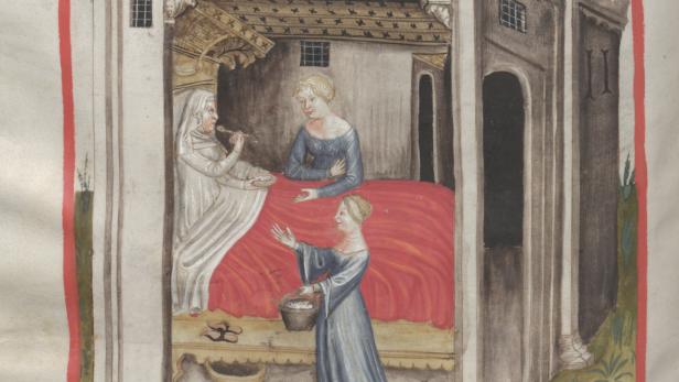 Eine kranke Person liegt in einem Bett mit roter Decke in einem offenen Raum, eine weitere Person reicht ihr eine Schüssel Gerstenschleim, eine dritte Person steht mit einem Eimer davor.