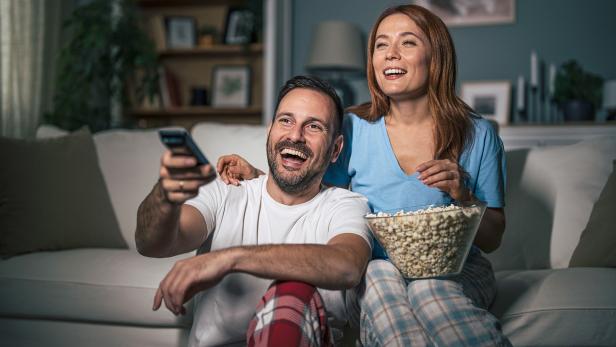 Ein Ehepaar im Heimkino