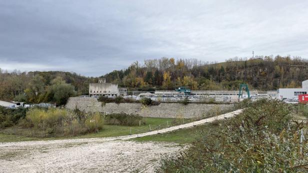 Außenansicht der Gedenkstätte Gusen, Gebäude im Hintergrund
