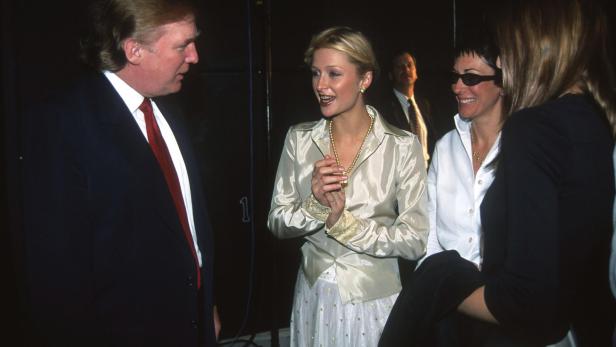Paris Hilton unterhält sich auf einer Party mit Donald Trump.